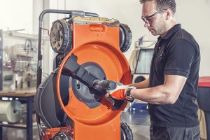 manutenção do equipamento de corte de um corta-relvas Husqvarna