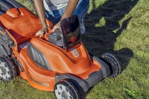 verificação da bateria de um corta-relvas Husqvarna