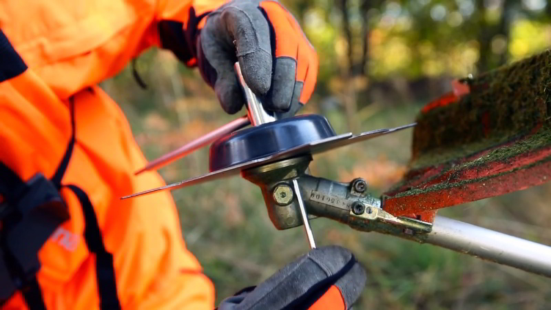 Como mudar o equipamento de corte de uma roçadora Husqvarna: a lâmina para erva