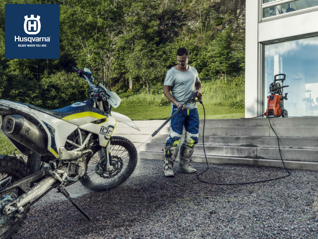 Limpeza de moto por uma lavadora à pressão da Husqvarna